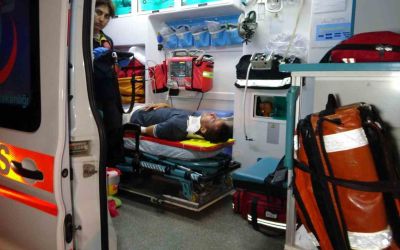Refüj bordürüne çarpan otomobil takla attı: 2 yaralı
