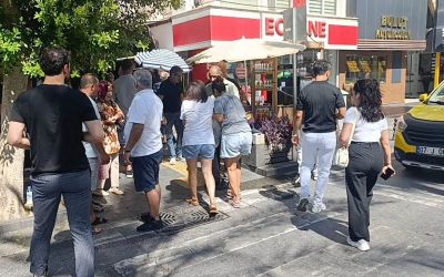 Yayaya yol veren araçların arasından geldi, yayaya çarpıp kaçtı
