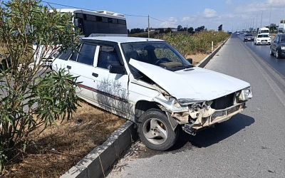 Manavgat’ta kaza yapan araç refüjde asılı kaldı
