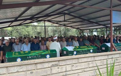 Antalya aile faciasında hayatını kaybedenler yan yana defnedildi, cenazede gözyaşları sel oldu
