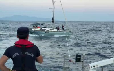 Motoru arızalanıp sürüklenen teknedeki İsrail uyruklu 2 kişiyi Sahil Güvenlik ekipleri kurtardı
