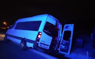 Yağmur suyu tahliye kanalına düşen minibüsteki turist yaralandı
