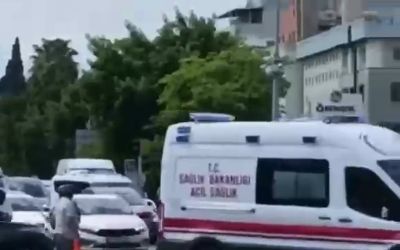 Süpürgeyi bıraktı, üzerinden çıkardığı yeleğini can kurtarmak için salladı
