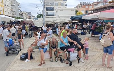 Manavgat semt pazarına turist akını esnafın yüzünü güldürdü
