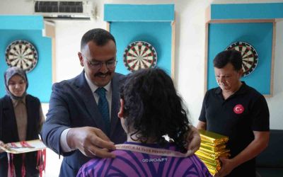 Dartta dereceye giren kız çocuklarına Başsavcıdan tebrik
