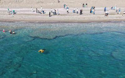 Kemer’de deniz ve sahilde aynı anda temizlik
