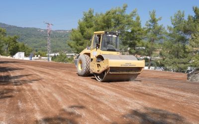 Kaş’ın üç mahallesini bağlayan 16 kilometrelik yol asfaltlanıyor
