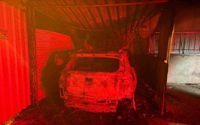 Antalya’da korkutan yangın: Otomobil küle döndü, alevler 3 katlı binaya sıçradı
