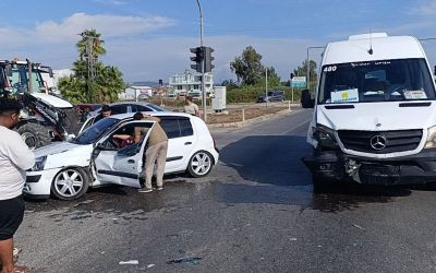 Tur minibüsü ile otomobil çarpıştı: 2 yaralı
