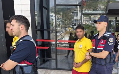 Alanya’da market çalışanını bıçaklayan 2 kardeş tutuklandı
