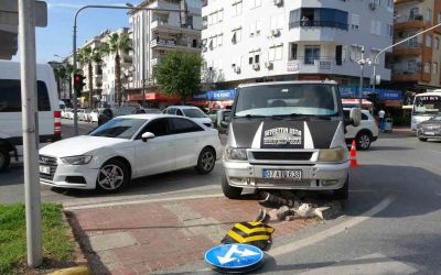 Antalya’da ağır çekim gibi kaza
