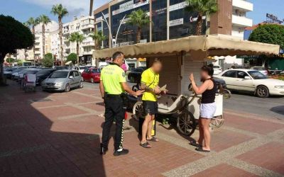 Kırmızı ışıkta motosikletle bekleyen turistler bir anda kaldırıma çıktı, büfeye çarpıp yere savruldu

