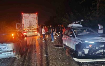 Antalya’da 4 aracın karıştığı kazada ortalık savaş alanına döndü
