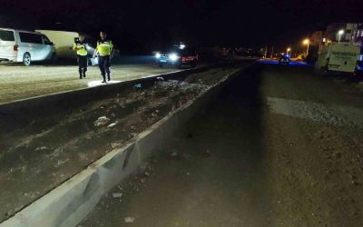 Antalya’da kontrolden çıkan otomobil refüje çarptı: 1 yaralı
