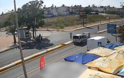 Antalya’da hafif ticari araçla çarpışan 3 tekerlekli motosikletin sürücüsü yaralandı
