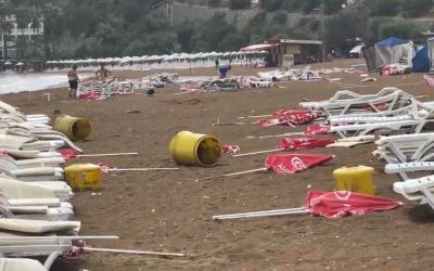 Alanya’da şiddetli rüzgar sahili savaş alanına çevirdi: Şezlonglar metrelerce sürüklendi

