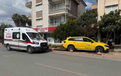 Serik’te taksi ile hafif ticari araç çarpıştı, mahalleli kavşağa önlem alınmasını istedi
