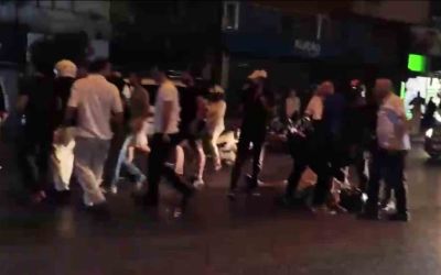 Cadde ortasında genç motosikletliyi döverek hastanelik ettiler
