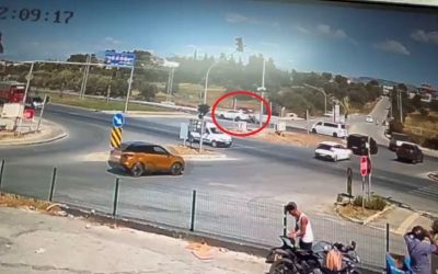 Kırmızı ışıkta geçen araca motosikletin çarpma anı kamerada: 2 yaralı
