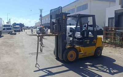 Forkliftin vinç demirine başını çarpan motosiklet sürücüsü kaldırıldığı hastanede öldü
