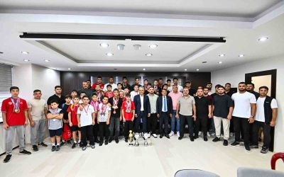 Başkan Uysal, Muratpaşa Belediyespor güreşçileriyle bir araya geldi
