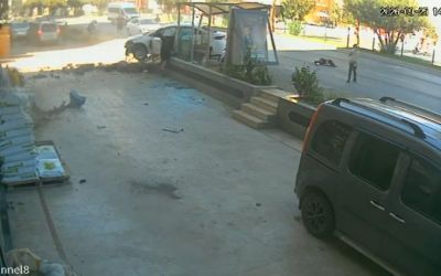 3 kişinin yaralandığı kazada parçalanan otomobilin direksiyonundan yürüyerek indi
