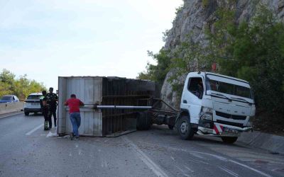 Pelet yüklü kamyon bariyerlere çarptı, kasası devrildi: 1 yaralı

