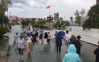 Cumhuriyet Meydanı’nda şemsiyeler açıldı, turistler yağmura rağmen gezilerini sürdürdü
