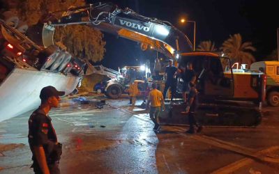 Antalya’da tır devrildi: Durakta bekleyen 2 kişi hayatını kaybetti
