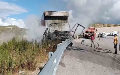 Bariyerlere çarpan kamyon alev alev yandı, sürücü yaralı kurtuldu
