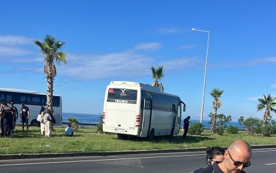 Manavgat’ta tur otobüsü minibüsle çarpıştı: 3 yaralı
