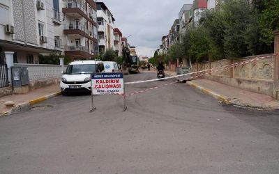 Kepez’de yollarla birlikte kaldırımlar da yenileniyor