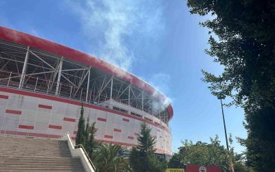 Antalya Stadyumu’nda işletmenin bacasından çıkan yoğun duman itfaiyeyi alarma geçirdi
