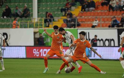 Trendyol Süper Lig: Corendon Alanyaspor: 0 - Kocaelispor: 2 (İlk yarı)
