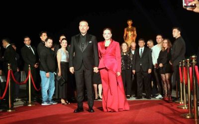 Altın Portakal kırmızı halıda ünlülerin şıklık yarışı
