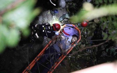 25 metreden kayalık alana düştü, 2 saatlik operasyonla kurtarıldı
