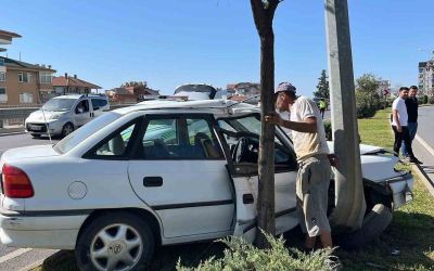 Aydınlatma direğine çarpan otomobilin sürücüsü kaçtı: 1 yaralı

