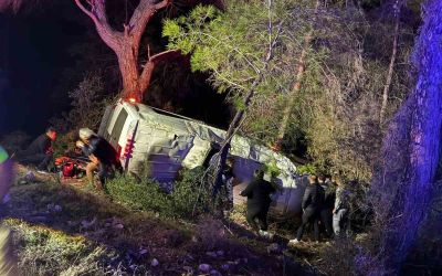 Antalya’da dağcıları taşıyan minibüs şarampole devrildi: 15 yaralı
