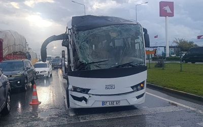 Antalya’da otel servisinin karıştığı zincirleme kazada 4 personel yaralandı

