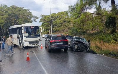 Otel servis midibüsü ile otomobil çarpıştı: 1 yaralı
