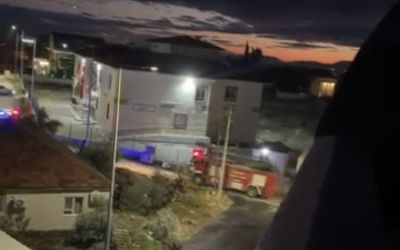 Antalya’da iki katlı evin çatısı alevlere teslim oldu
