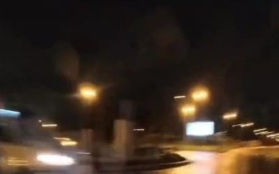 Hafif ticari araç ile motosiklet kavşakta çarpıştı
