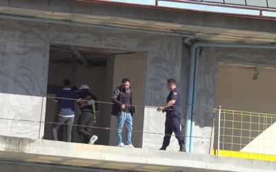 Alanya’da inşaatın balkonuna çıkan işçiyi arkadaşı ikna etti
