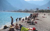 Antalya’da sahildeki yoğunluk yazı aratmadı
