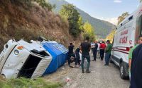 Antalya’da yoldan çıkan kamyonet devrildi: 1’i ağır 8 yaralı
