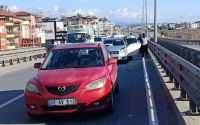 Arızalanan otomobilini iterek götürmeye çalıştı, 2 ayrı kazaya sebep oldu
