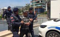 Koyuna tekme atıp iple eziyet eden adam tutuklandı, koyun koruma altına alındı
