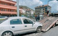 Alanya’da refüje çarpan otomobil, aydınlatma direğine çarparak durabildi
