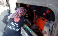 Antalya’da servis minibüsü devrildi, sıkışan sürücüyü ekipler çıkardı
