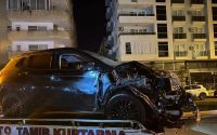 Alanya’da alkollü sürücü park halindeki araçlara çarptı
